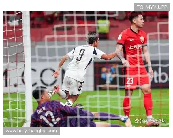 张琳芃与林加德场上冲突激烈主裁判果断出示黄牌警告两人